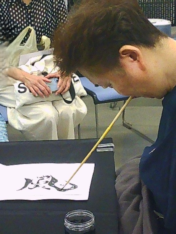 【報告】浦上秀樹氏「こころMoji展アートパフォーマンス」