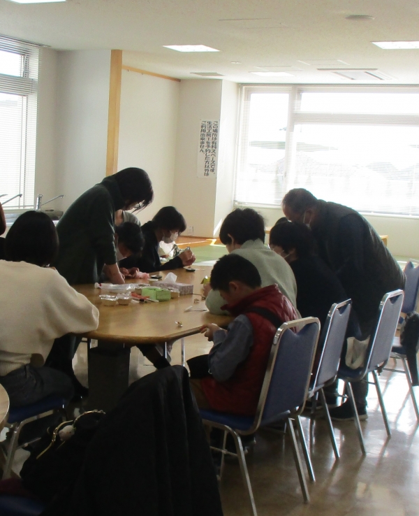 共催事業 ふれあい かふぇ ミニチュアクレープのブローチを完成しよう!~お菓子も食べちゃおう~を開催しました。