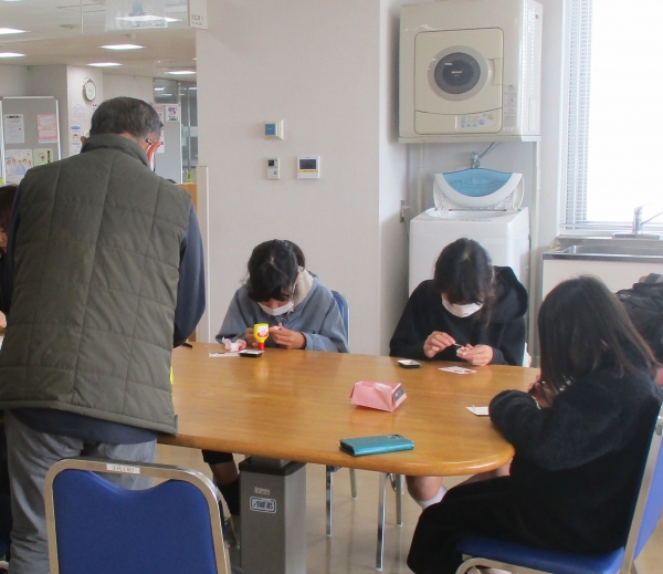 共催事業 ふれあい かふぇ ミニチュアクレープのブローチを完成しよう!~お菓子も食べちゃおう~を開催しました。